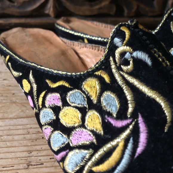 Vintage Black Velvet Metallic Gold Embroidered Ornate Handmade Babouche Mules - Picture 7 of 16